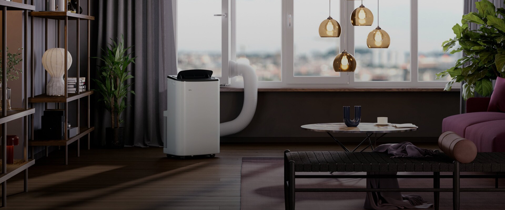 Transportabel aircondition med vinduestilslutning i en stue.